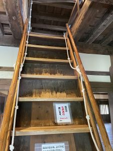 1階の階段（傾斜約６５°）
